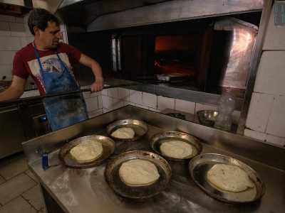 � alle prese con cinque invitanti teglie contenenti la �massa� per le focacce...